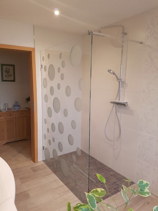 begehbare Dusche mit Wänden aus Glas