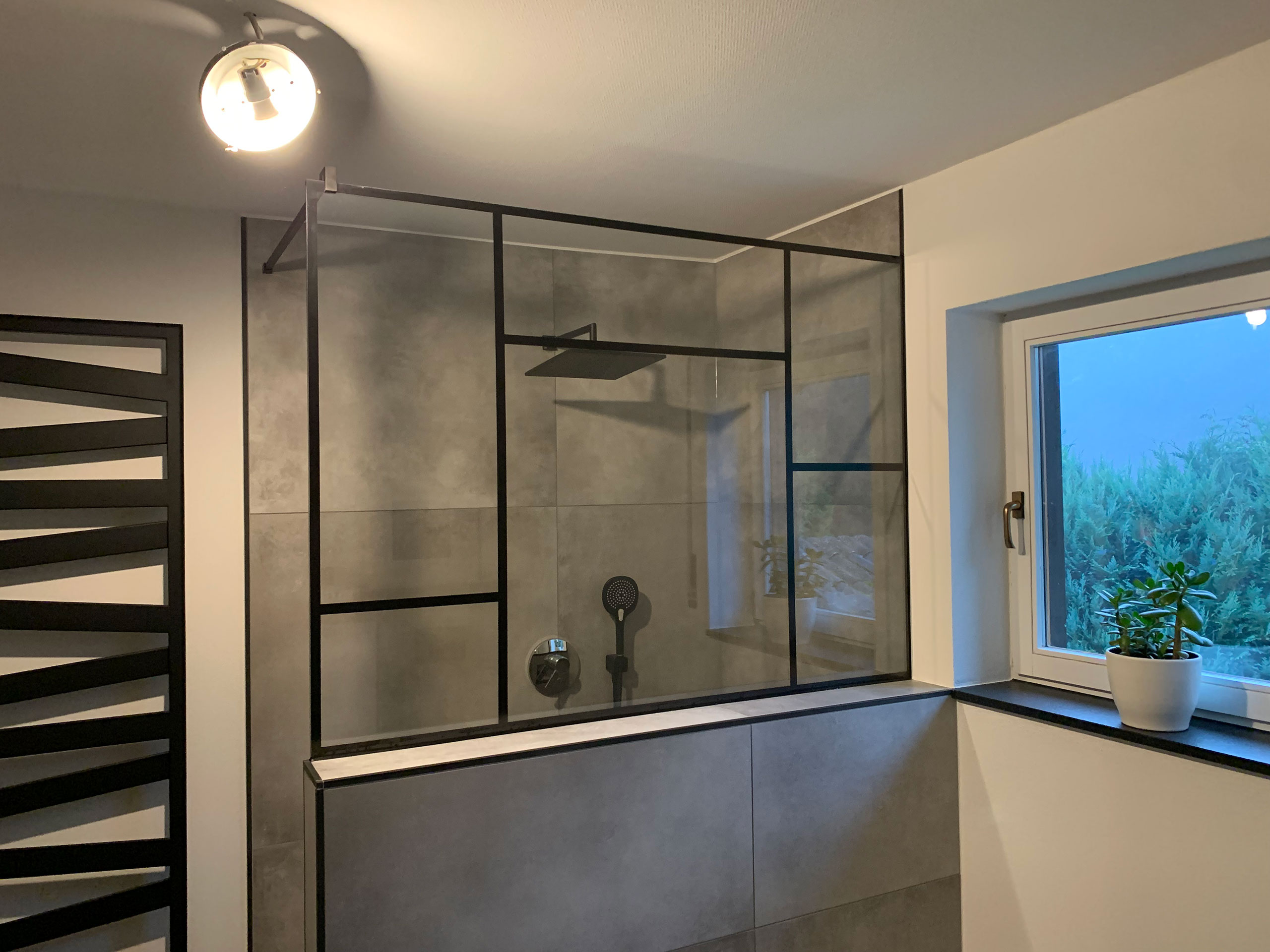 Dusche mit Glaswänden aus anderer Perspektive